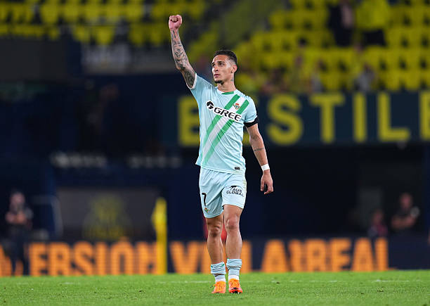 Antony rực sáng, Real Betis thoát thua khó tin trước Villarreal_6927fc2fdfdad.jpeg