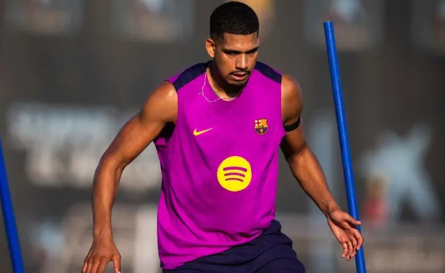 Araujo tập luyện cùng Barca sau chuyến bay 24h_69280373affb5.jpeg