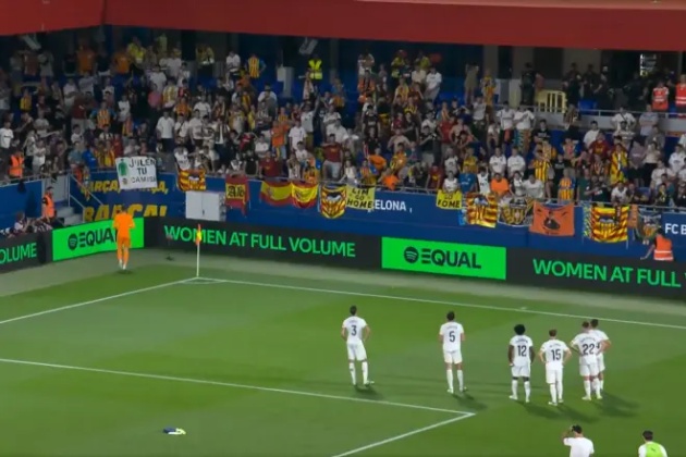 Cầu thủ Valencia cúi đầu nhận trách móc sau thảm bại 0-6 trước Barcelona_69280278c3812.jpeg