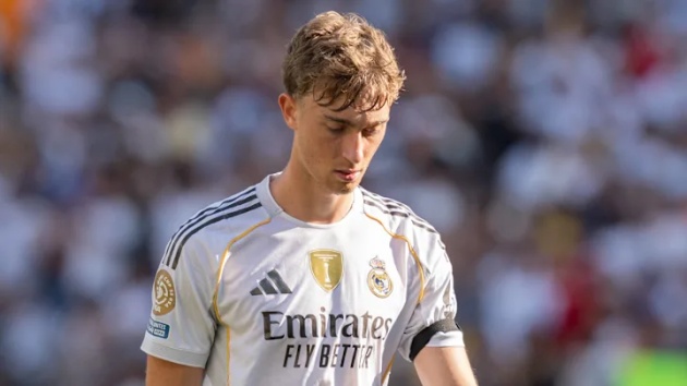 Dean Huijsen và cái cúi đầu sau sai lầm ở derby Madrid_6927ff28cd636.jpeg