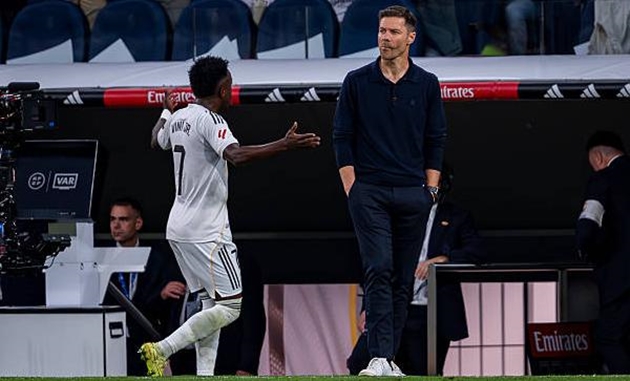 Giải quyết mâu thuẫn, Vinicius gây ấn tượng với Alonso_6927f94557571.jpeg