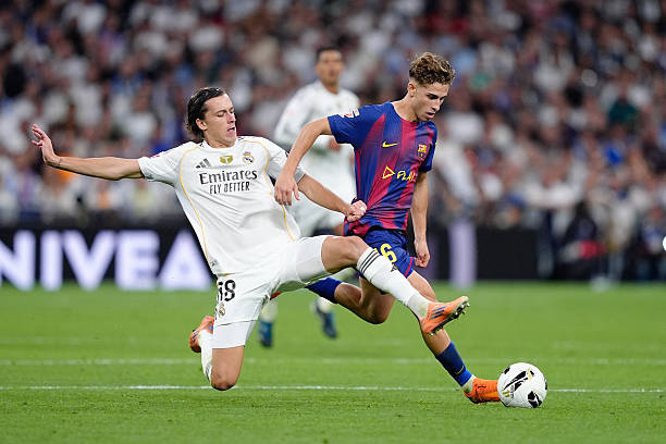 Real Madrid khai thác tử huyệt hàng thủ Barcelona, giành trọn 3 điểm tại Bernabeu_6927fa7cf159c.jpeg