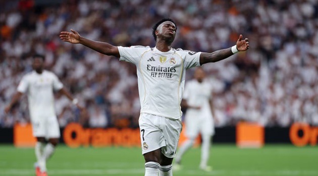 Vinicius ném chai nước xuống đường biên khi bị Xabi thay ra_69280218071f2.jpeg