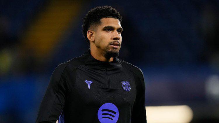 Araujo vắng mặt vì vấn đề cá nhân khiến Flick lo lắng_69523362ab5c2.jpeg