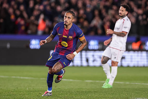 Raphinha tỏa sáng, Barcelona hạ Osasuna 2-0 để vững vàng ngôi đầu La Liga_6952316a7d518.jpeg