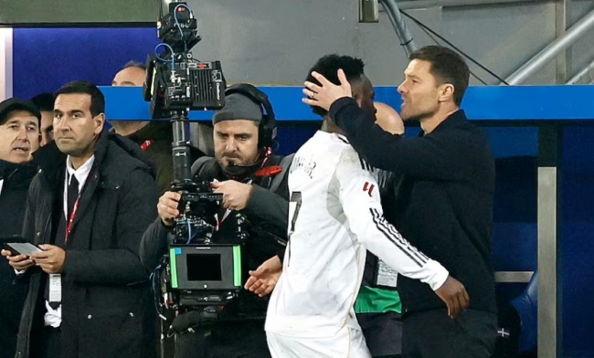 Real Madrid thắng Alaves 2-1: Alonso chỉ trích quyết định của tổ VAR_69523101d4fde.jpeg