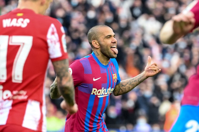 Alves cho thấy sự khác biệt so với đám trẻ tại Barca_695c490307178.jpeg