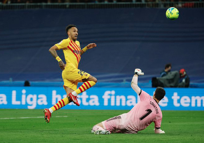 Aubameyang đi vào lịch sử siêu kinh điển_695c446f3df43.png