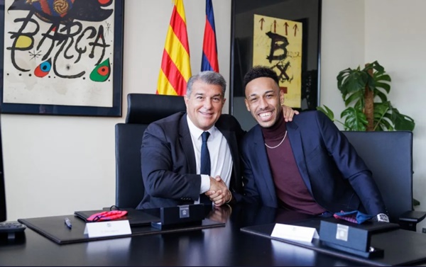 Aubameyang ra mắt Barca, khốn đốn với màn tâng bóng_695c497b70d36.jpeg