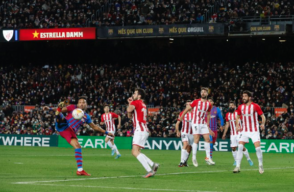 Aubameyang thăng hoa trong màu áo Barca_695c46998fe73.png