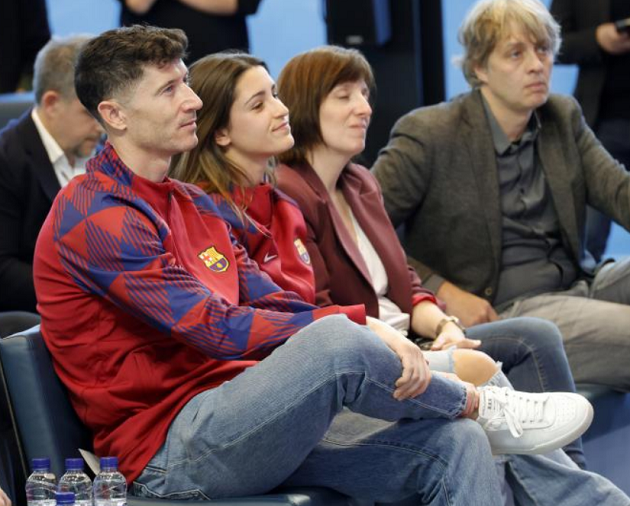 Barca đút túi 40 triệu euro từ hợp đồng mới_695bea946fd6f.png