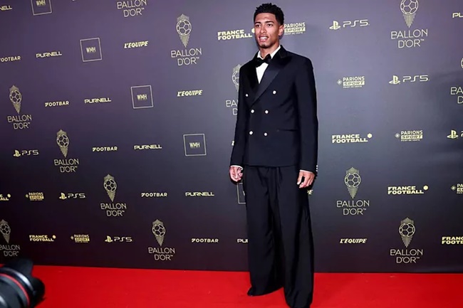 Bellingham có cái bắt tay với gã khổng lồ_695c08eba23ab.jpeg