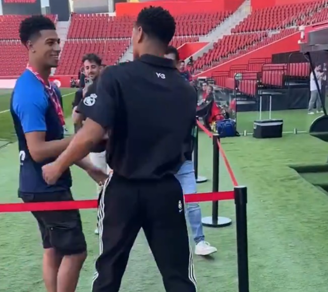 Bellingham cười tươi rói khi thấy người giống hệt mình_695bde2c54498.jpeg