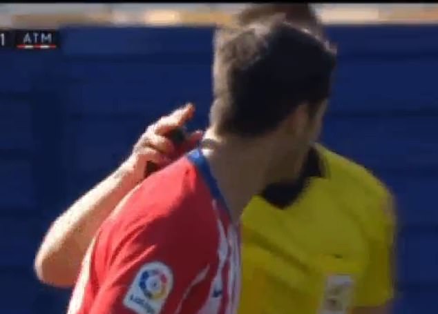 Bị sờ gáy, đệ Costa đòi “khô máu” với trọng tài_695cdb00938de.jpeg