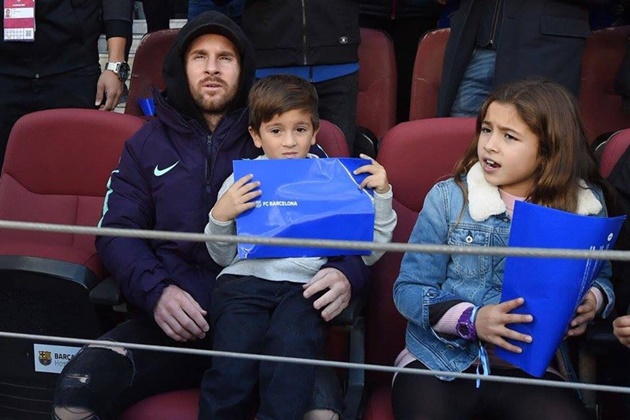 Biểu cảm khó đỡ của quý tử nhà Messi trong ngày Barca hủy diệt Real_695cf0bfc4ef8.jpeg