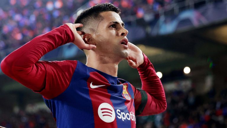 Cancelo ngả mũ trước huyền thoại Barcelona_695bfacd04a4e.jpeg