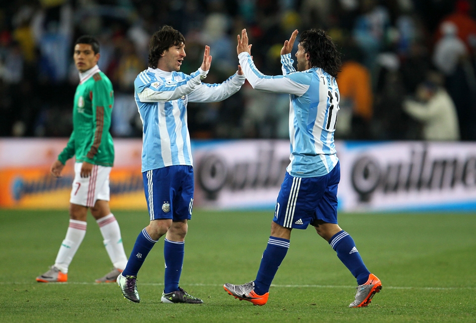 Carlos Tevez chỉ ra sự khác biệt giữa Lionel Messi và Cristiano Ronaldo_695cfaac6cab3.jpeg