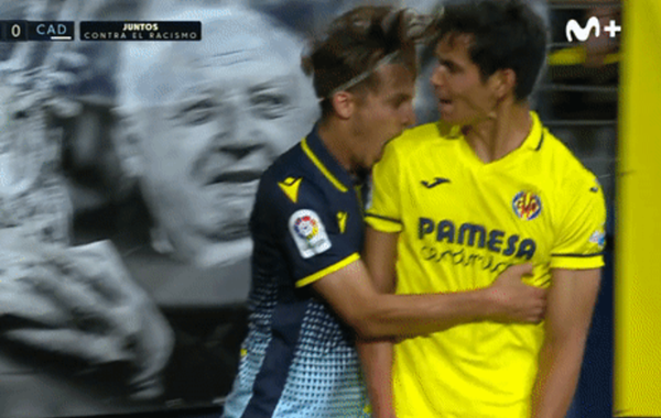 Cầu thủ La Liga cay cú, lao đến cắn đối thủ_695c1f041437e.png