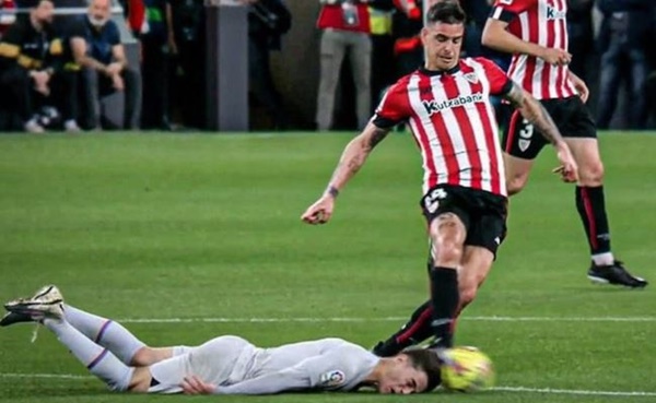 CĐV cầu xin Gavi ngừng chơi lăn xả_695c24c7f047a.jpeg