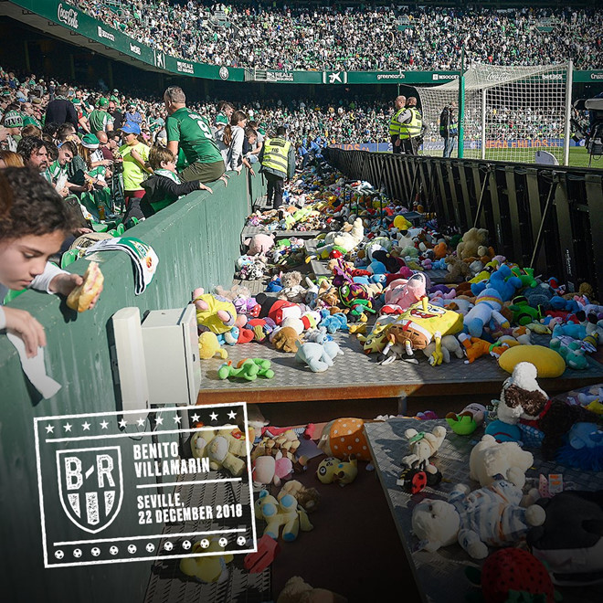 CĐV Real Betis tặng hàng nghìn gấu bông ủng hộ trẻ em dịp Giáng sinh_695ce9264e97c.jpeg