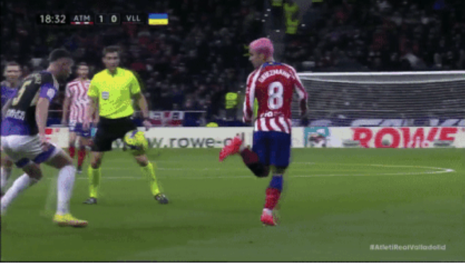 CĐV trầm trồ trước bàn thắng và pha kiến tạo bằng gót của Griezmann_695c2b8730d3b.png