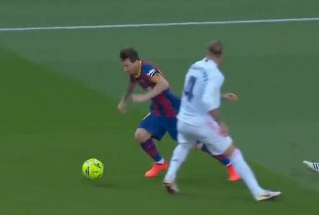 CHOÁNG! Tắc bóng ngược để đời, Ramos khiến Messi ngã chổng vó_695c6970bcee3.jpeg