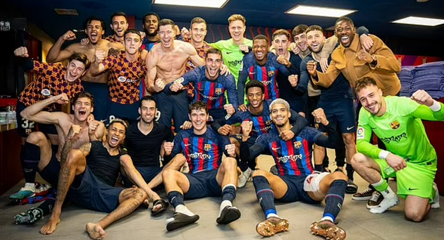 Chủ tịch Laporta ăn mừng với các cầu thủ_695c239d7bad1.png