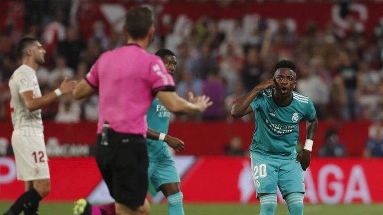 Courtois giải thích cho CĐV Sevilla về pha bóng nhạy cảm_695c416110c21.jpeg