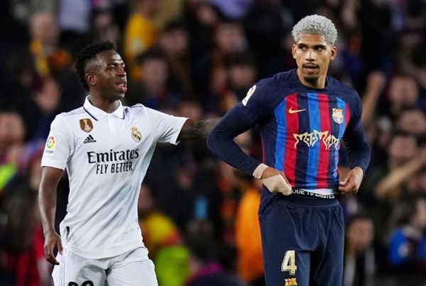Cử chỉ đẹp của Vinicius sau khi khiến hậu vệ Barca phản lưới_695c236994a87.jpeg