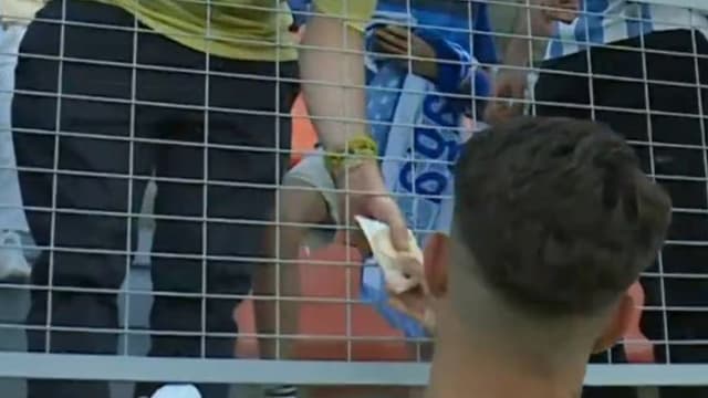 Cựu sao Real gây sốt vì bán áo cho CĐV ngay trong SVĐ_695bdc935b627.jpeg