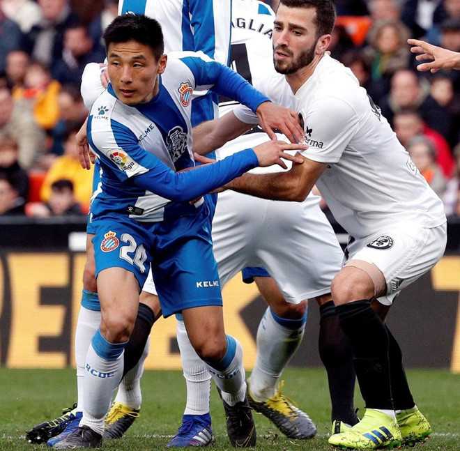Đá dở tệ ở La Liga, tiền đạo số 1 Trung Quốc vẫn được thông cảm_695ce52995358.jpeg