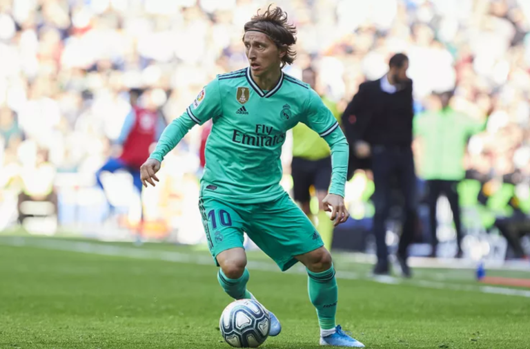 Đạt mốc 100, Luka Modric “tung cước” cực dị khiến CĐV Real trầm trồ_695c9c3c4c276.png