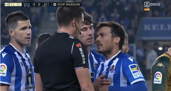 David Silva nhận thẻ đỏ đầu tiên sau 700 trận_695c41c3e800b.png