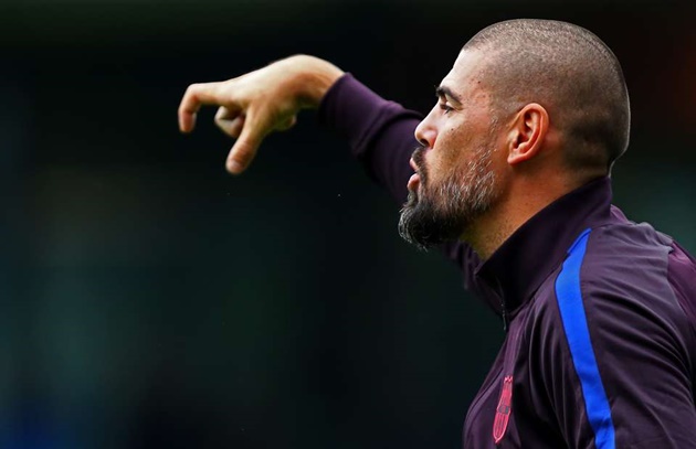 Dở thói “côn đồ” trong lần đầu làm HLV, huyền thoại Barca khiến học trò sửng sốt_695cb9ed82ff9.jpeg