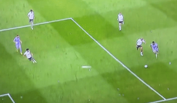 Đối thủ xử lý láu cá khiến Vinicius vấp ngã_695c1f8d005e2.png