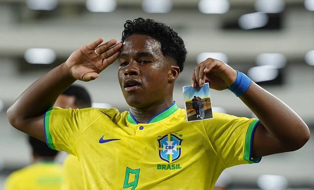 Endrick ăn mừng bàn thắng bằng cách khoe ảnh với bạn gái_695bf3b45e9f6.jpeg