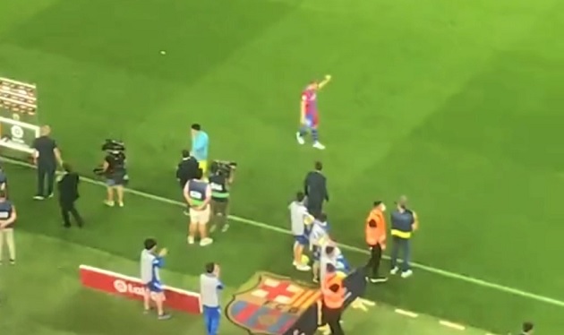 Fan Barca đồng loạt đứng dậy vỗ tay tạm biệt De Jong_695c3ef10fb3f.jpeg