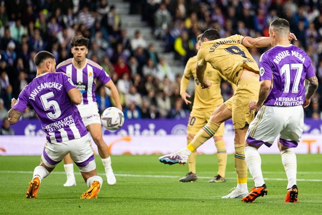 Gây sốc trước Barca, Valladolid thoát khỏi nhóm ‘cầm đèn đỏ’_695c1f4a6a615.jpeg