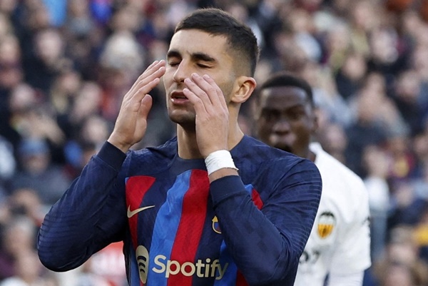 Hai ngôi sao Barca tranh nhau penalty rồi đá hỏng_695c259350e7d.jpeg