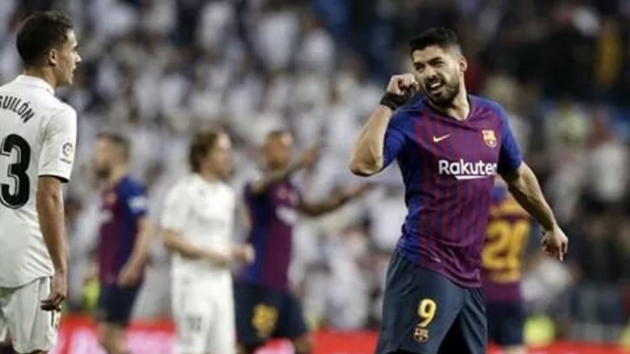 Hành động “khó đỡ” của Suarez sau khi El Clasico kết thúc_695ce3b1a0891.jpeg
