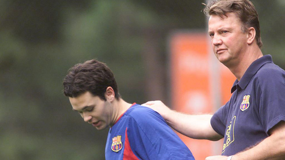 Iniesta: ‘Ông ấy là một HLV rất quan trọng với tôi, người cho tôi ra mắt Barca’_695c843e9d3c4.jpeg