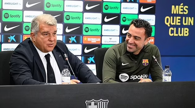 Joan Laporta họp riêng với các giám đốc Barca giữa tin đồn sa thải Xavi_695bcde744e47.jpeg