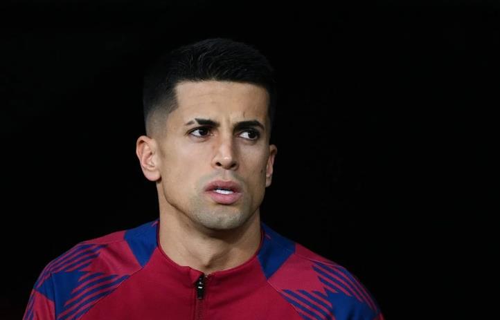 Joao Cancelo ngả mũ với tiền vệ Barca_695c08bee54e0.jpeg