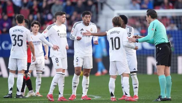 Jude Bellingham nói gì với trọng tài trước khi bị truất quyền thi đấu trước Osasuna?_695b8f89d415b.jpeg