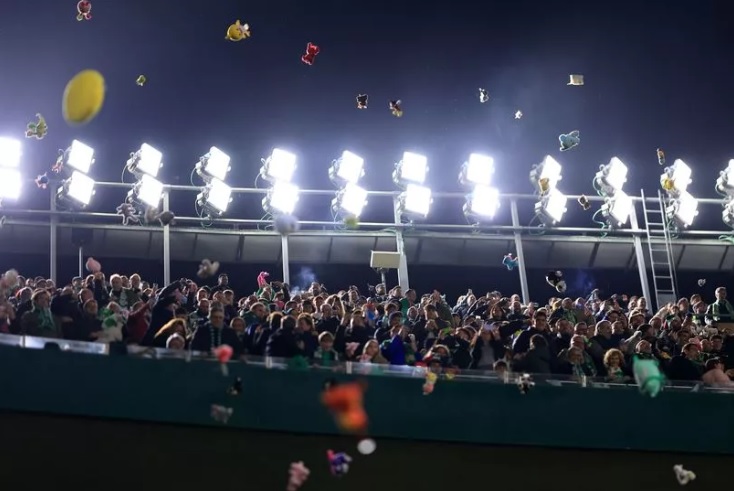 Khi ném đồ xuống sân cỏ trở thành hành động nhân văn_695b9afa999a9.jpeg