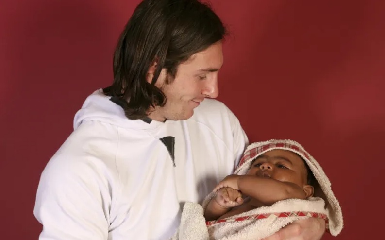 Lamine Yamal: Từ cậu bé tí hon trên tay Messi đến chàng trai khiến Zidane ngả mũ_695b774cf2a63.jpeg