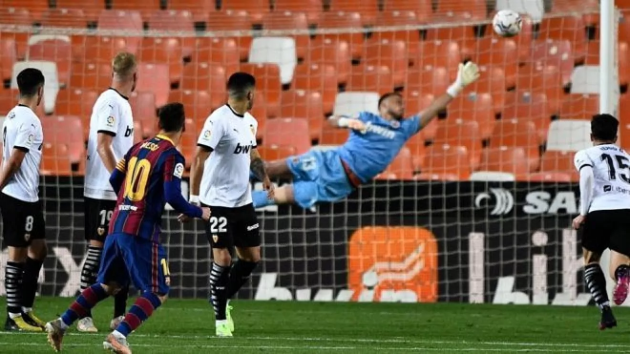 Lập siêu phẩm, Messi tiến sát kỷ lục cố danh thủ Maradona_695c643e3e03a.png