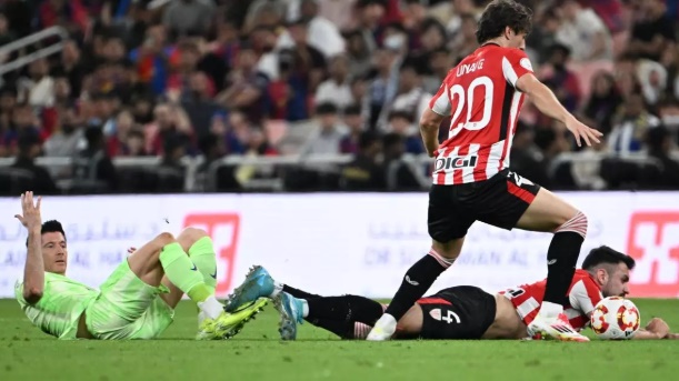 Lewandowski khập khiễng rời sân_695b96dbe6a1c.jpeg