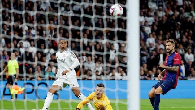 Lewandowski lập cú đúp trong 2 phút, Barca hủy diệt Real 4-0_695babe54e490.jpeg