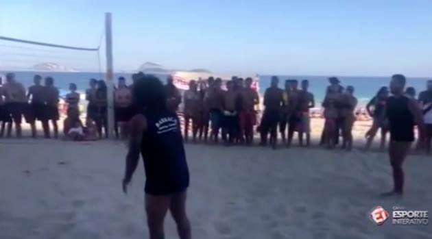 Marcelo tranh thủ kỳ nghỉ để ‘khoe tài’ trên bãi biển_695d0528610ec.jpeg